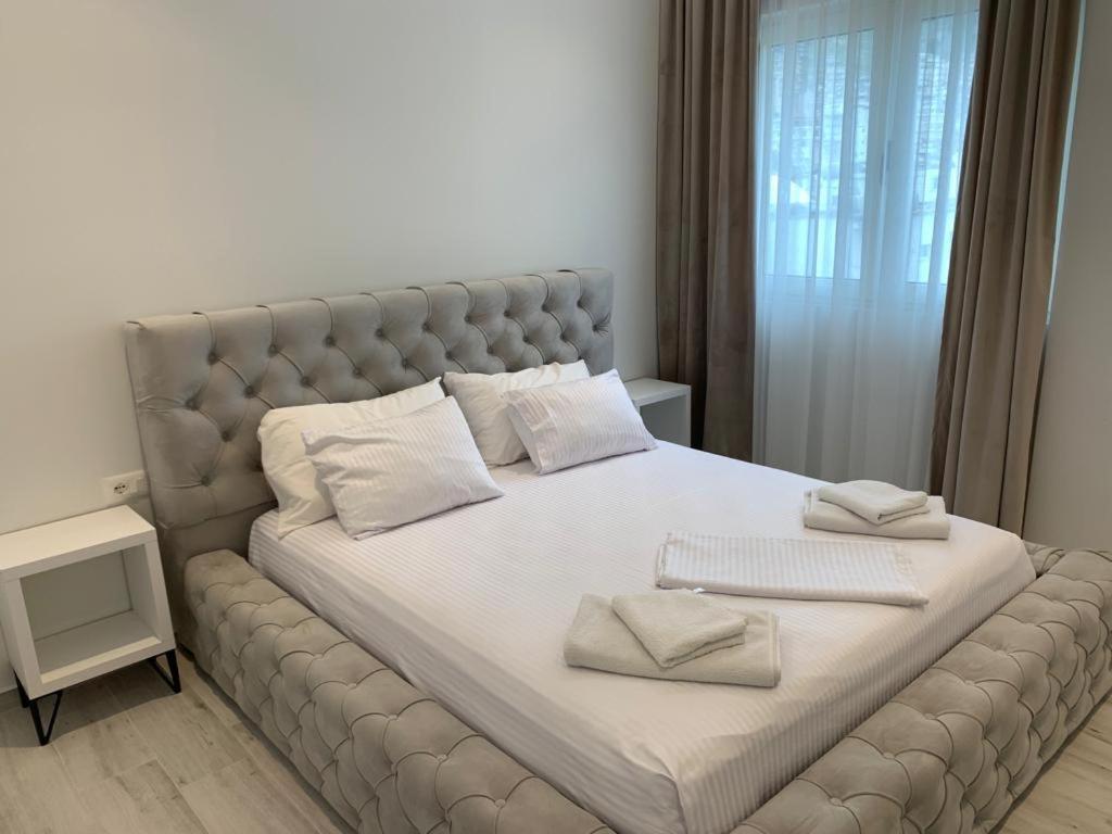 Delfin Apartments Sarandë Eksteriør billede
