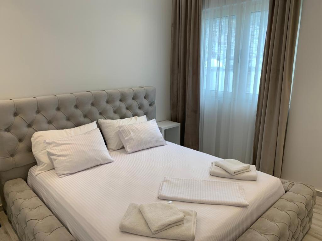 Delfin Apartments Sarandë Eksteriør billede